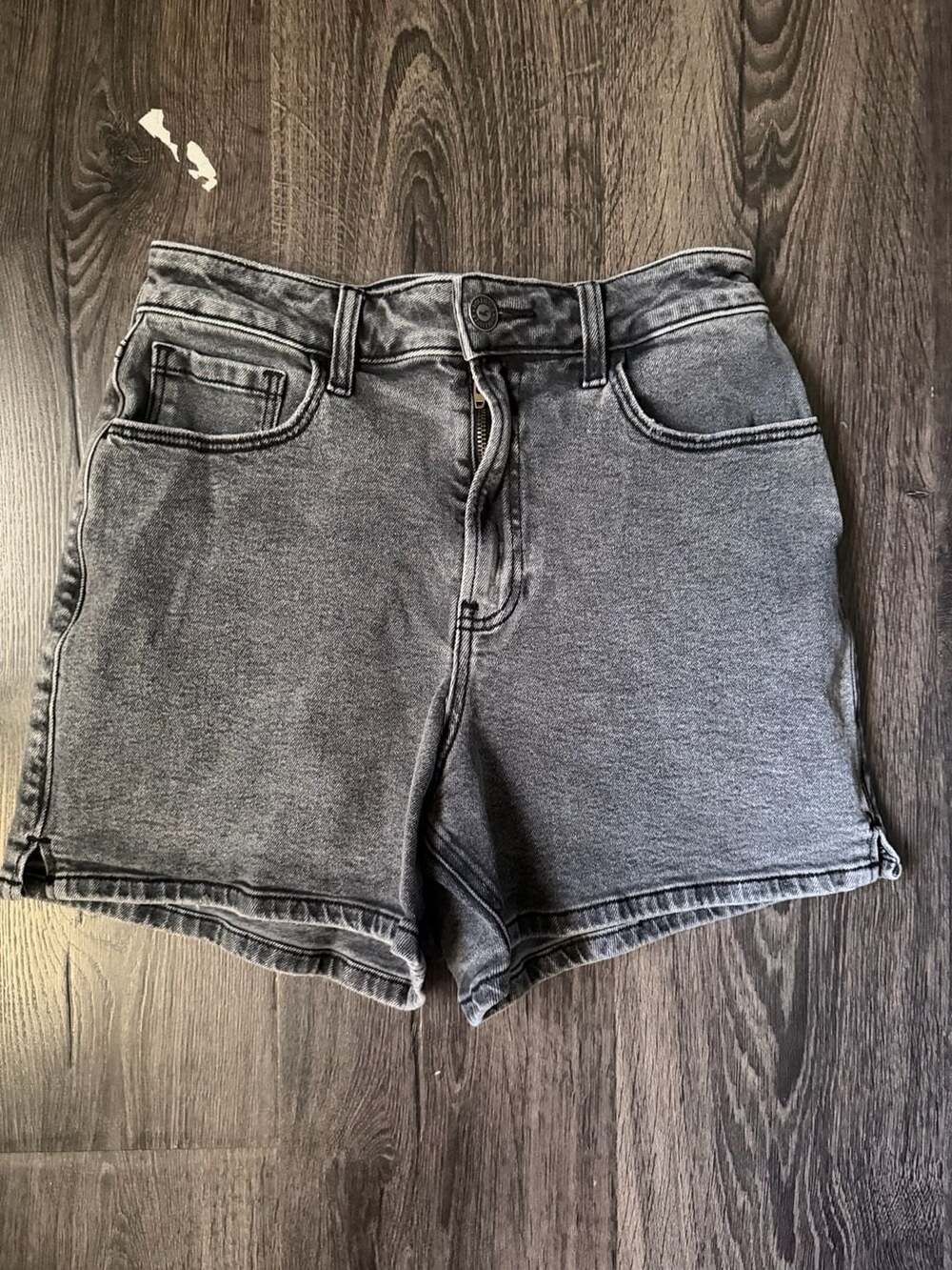Hollister Ultra High-Rise 90s Short in Faded Black Denim